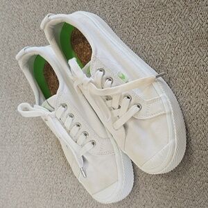 Cariuma OCA White Low Sneaker Tennis Shoes - Size 8.5